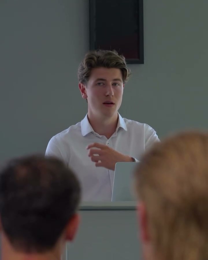 Klaas Hemelaer presenting to a room of students